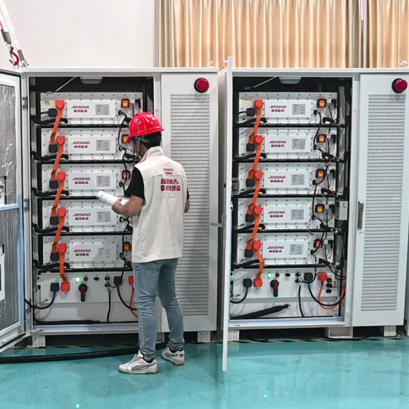 105KW 232KWh Armoire de stockage d'énergie refroidie par liquide Pour le système de stockage d'énergie industriel et commercial